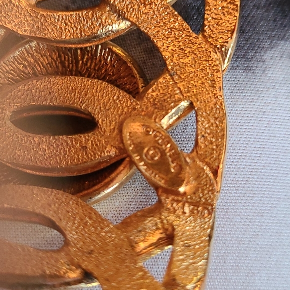 Chanel Cuff bracelet gold. - Picture 10 of 10